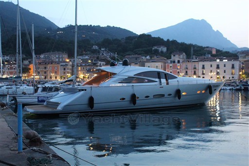Pershing 76
