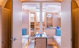 18-dufour-37-luxury-sailboat-for-sale-dufour-yachts.jpg