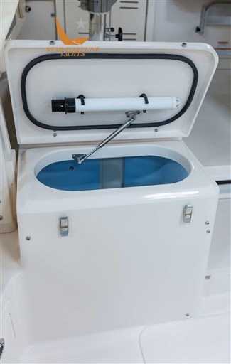my17_300_port-side-livewell (1)