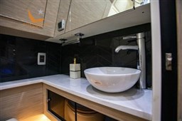 Scout-Boats-425lxf-Interior-12-500x333