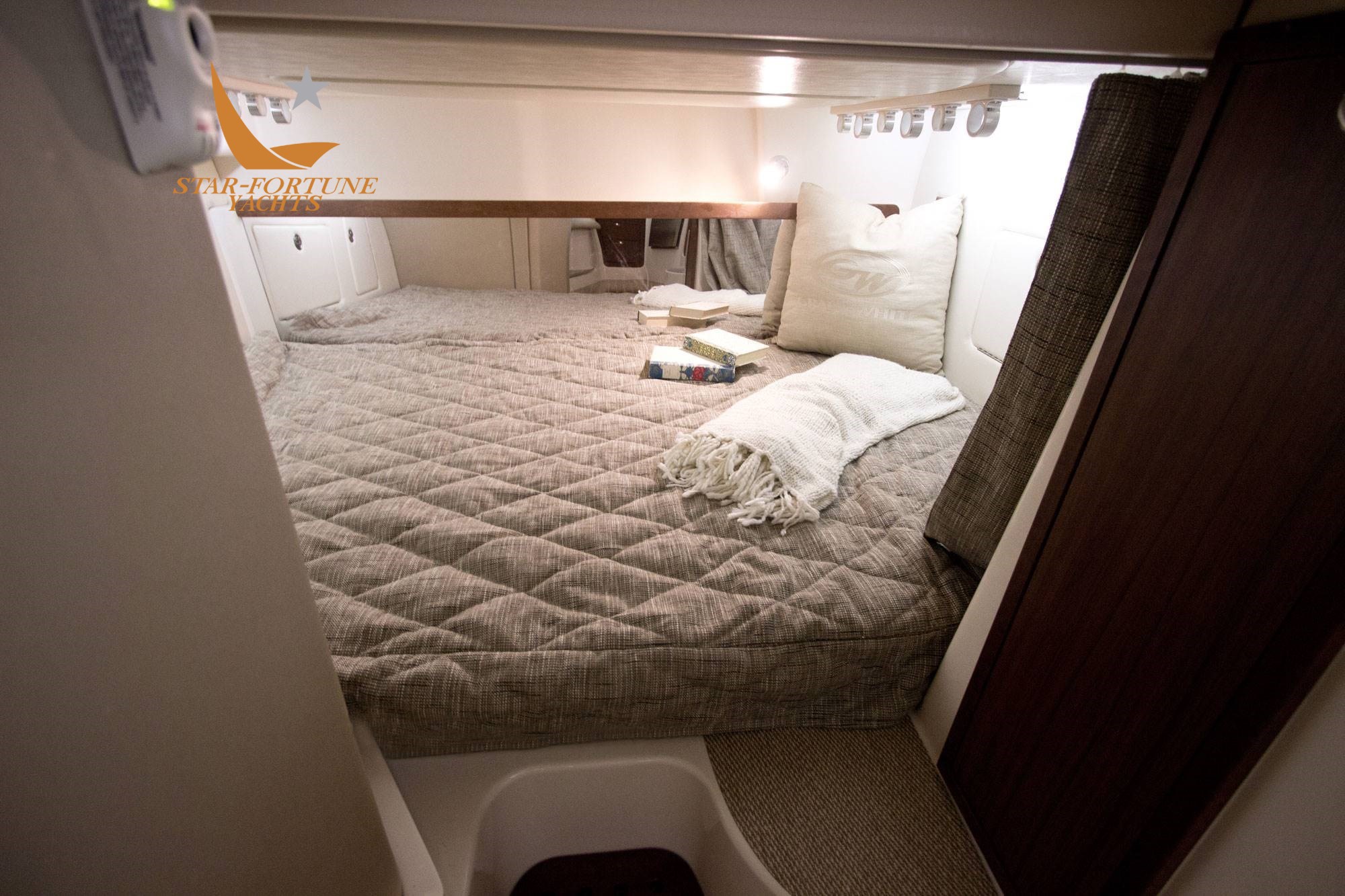 370_aft-berth.jpg