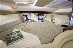 370_forward-vee-berth.jpg