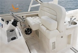 my21-335-electromechanically-adjustable-helm-seat