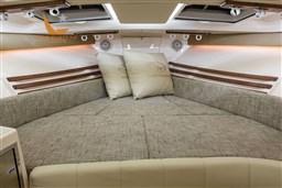 my17_330_forward-vee-berth