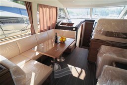 Dettaglio tavolo e salone