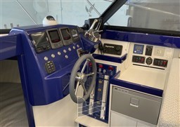 Bertram 28 plancia di comando.jpg