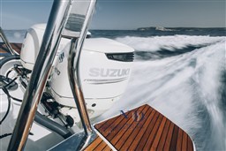 FLYER-10_IMAGE_DETAILS_AFT-TWIN-ENGINE-AND-SWIM-PLATFORM.jpg