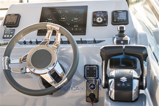 FLYER-10-PILOT-EDITION_IMAGE_DETAILS_HELM (1).JPG