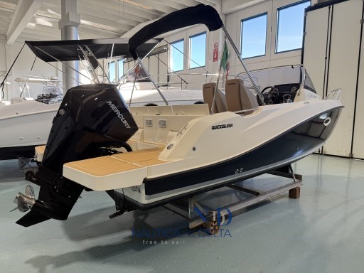 Quicksilver Activ 675 Sundeck