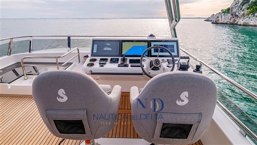 grand-trawler-62-ext06.jpg copia.jpg