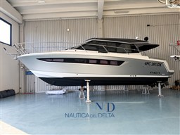 Yacht moderna in hangar nautico.png