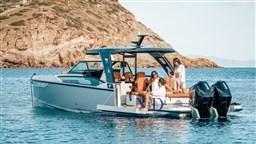 Saxdor 320 GTO anchored