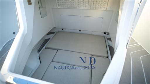 WELLCRAFT_28_T-TOP_IMG_INTERIOR_CABIN.jpeg