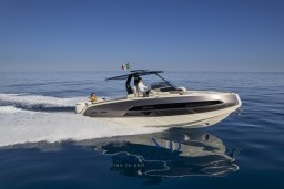 InvictusYacht_GT320S_11.jpg