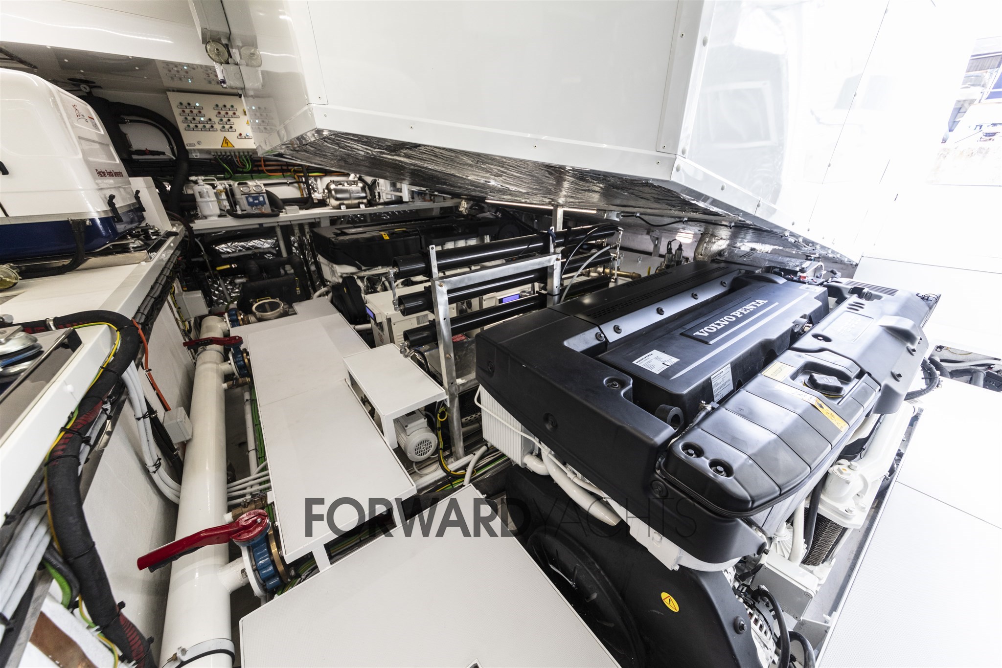 Amer Twin 94 Engine room (3)