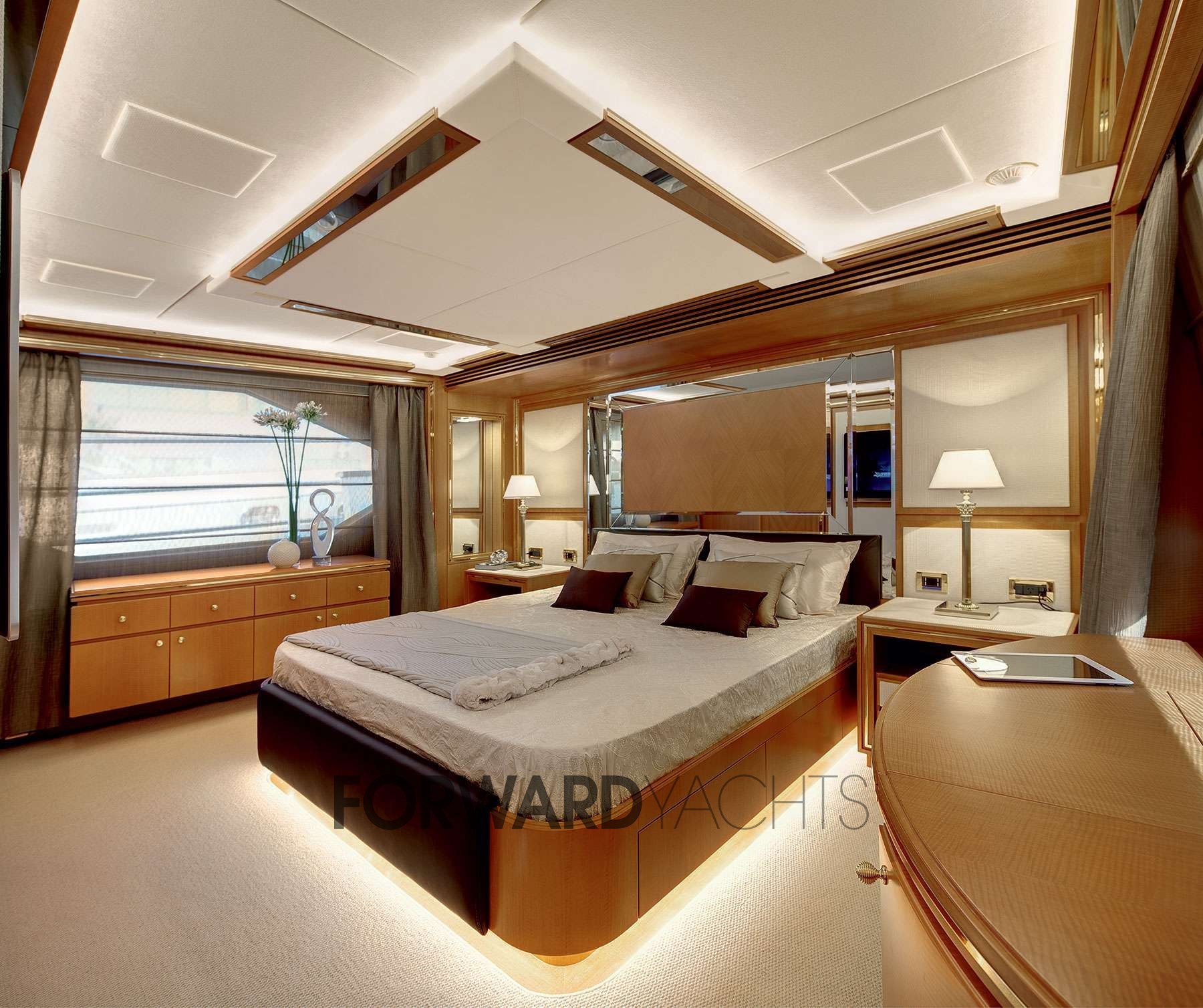 benetti-delfino-93 interior-1