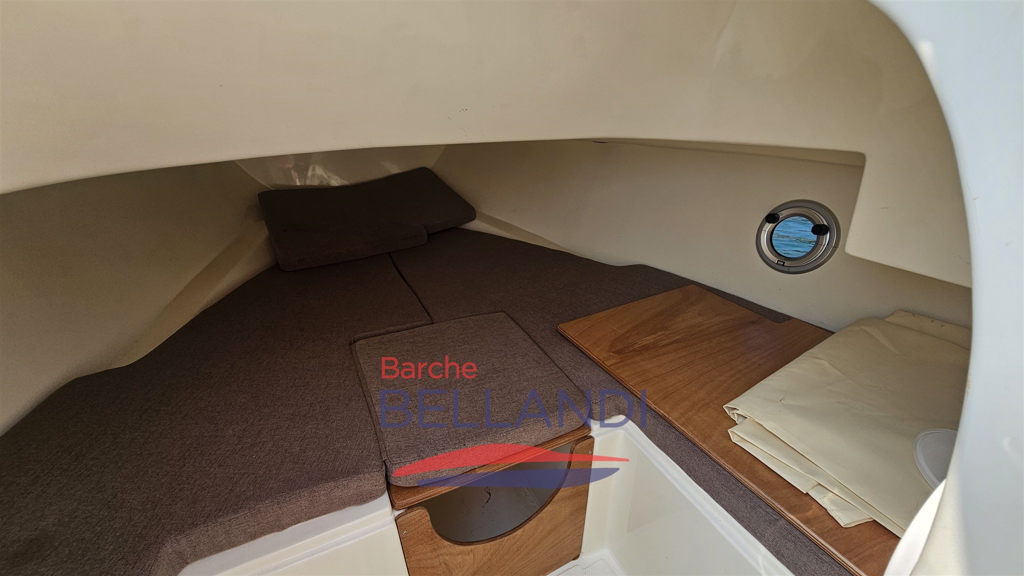 huracan_5.7_prua al vento_barca usata con garanzia_barchebellandi_cabina