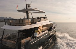 AZIMUT MAGELLANO 60 ESTERNI