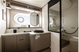 AZIMUT MAGELLANO 60 INTERNI BAGNO ARMATORE