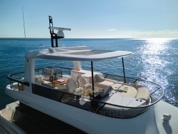 F62 Flybridge 9.jpg