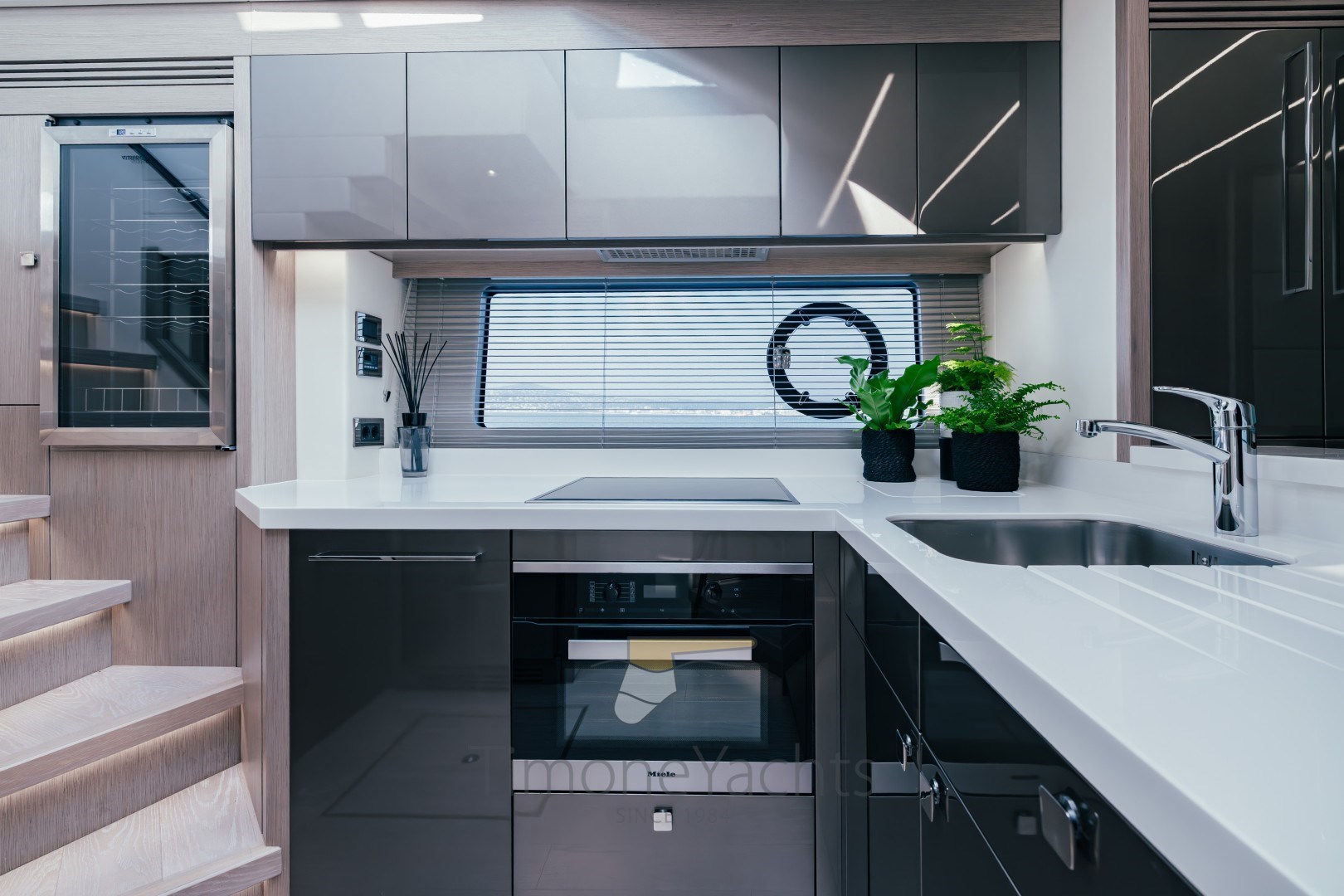 73 Sunseeker_Galley.jpg