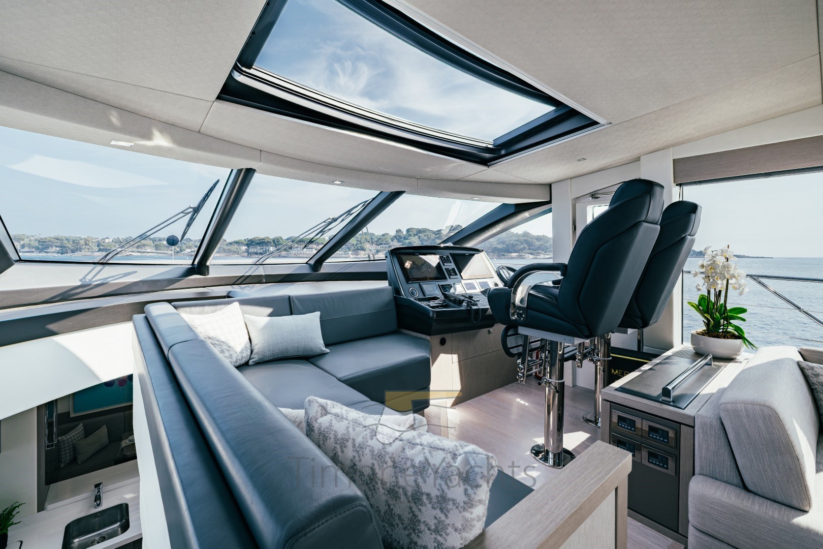 85 Sunseeker_Pilot Station.jpg