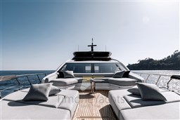 Azimut S8 Fore Lounge Area