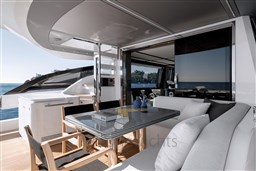 Azimut S8 Cockpit