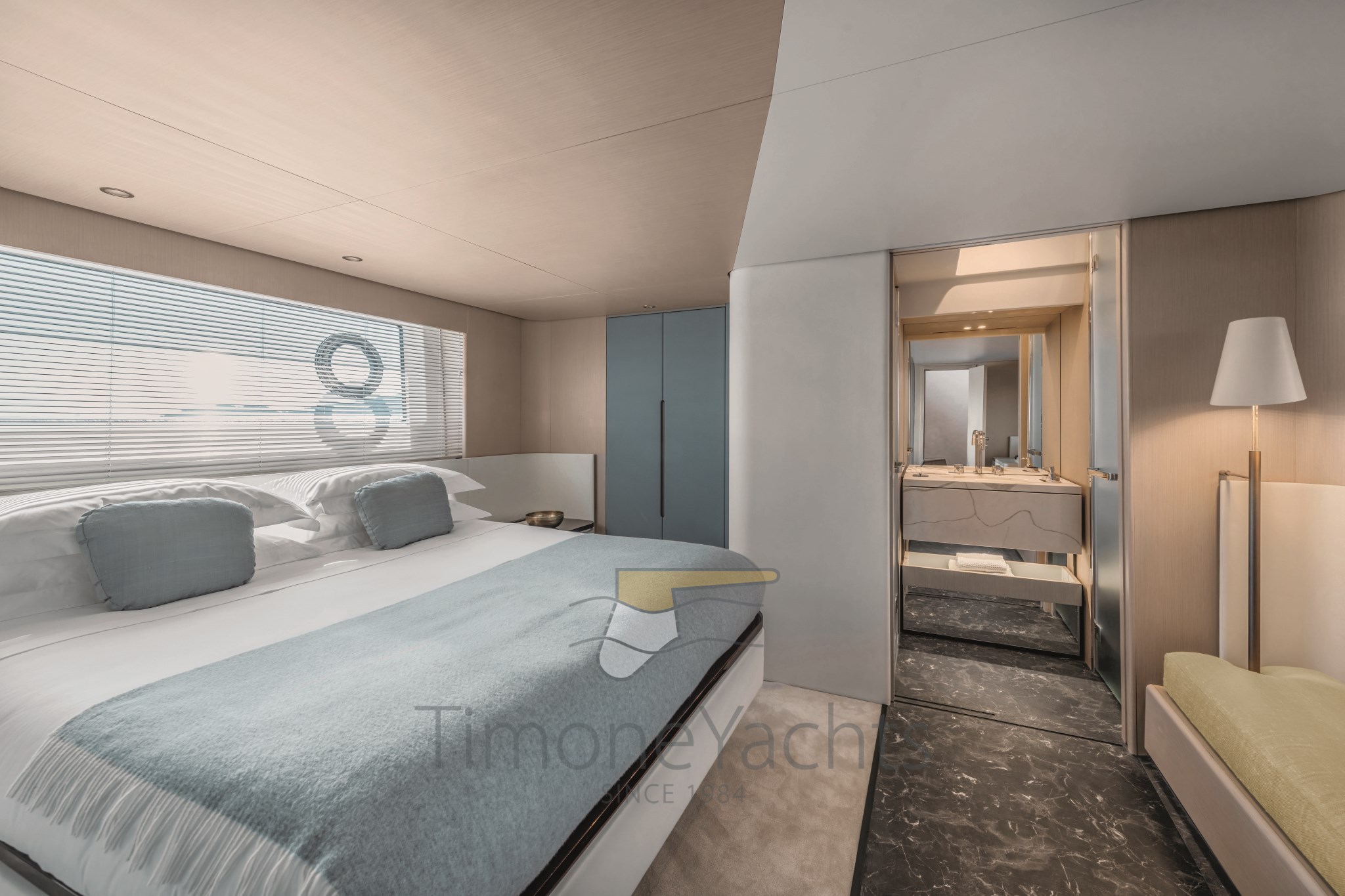 AZIMUT FLY 68 INTERNI CABINA ARMATORE