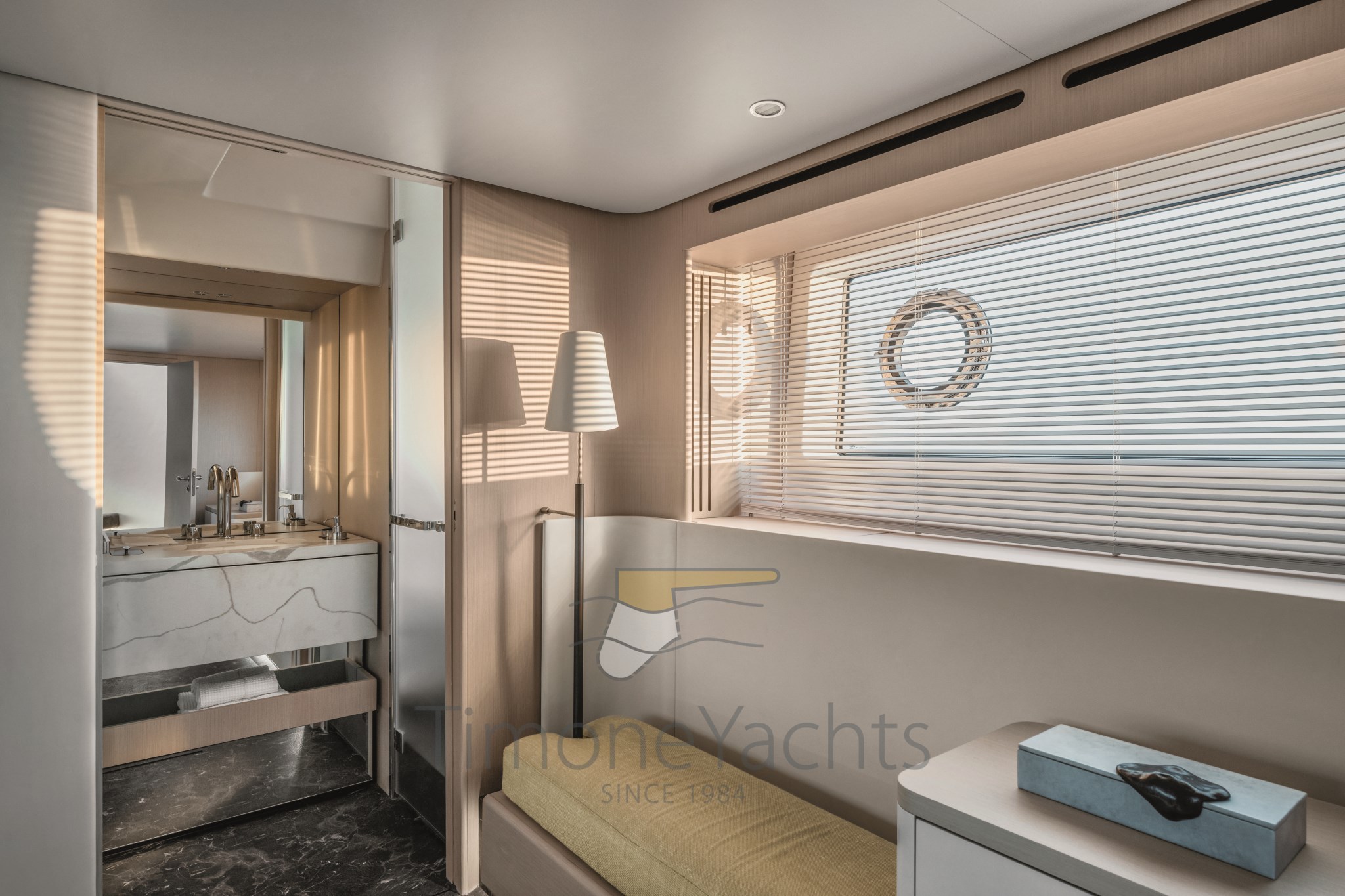 AZIMUT FLY 68 INTERNI CABINA ARMATORE