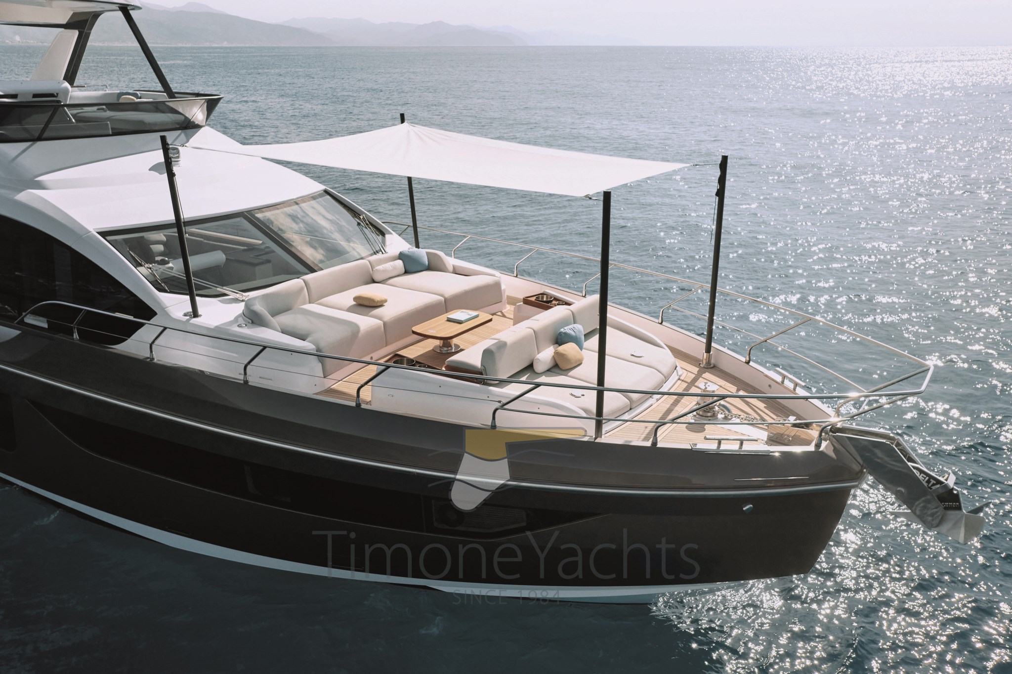 AZIMUT FLY 68 ESTERNI PRUA