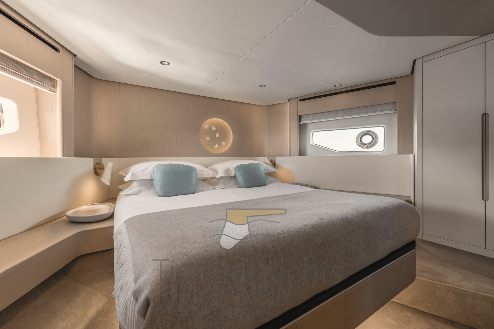 AZIMUT FLY 68 INTERNI CABINA VIP