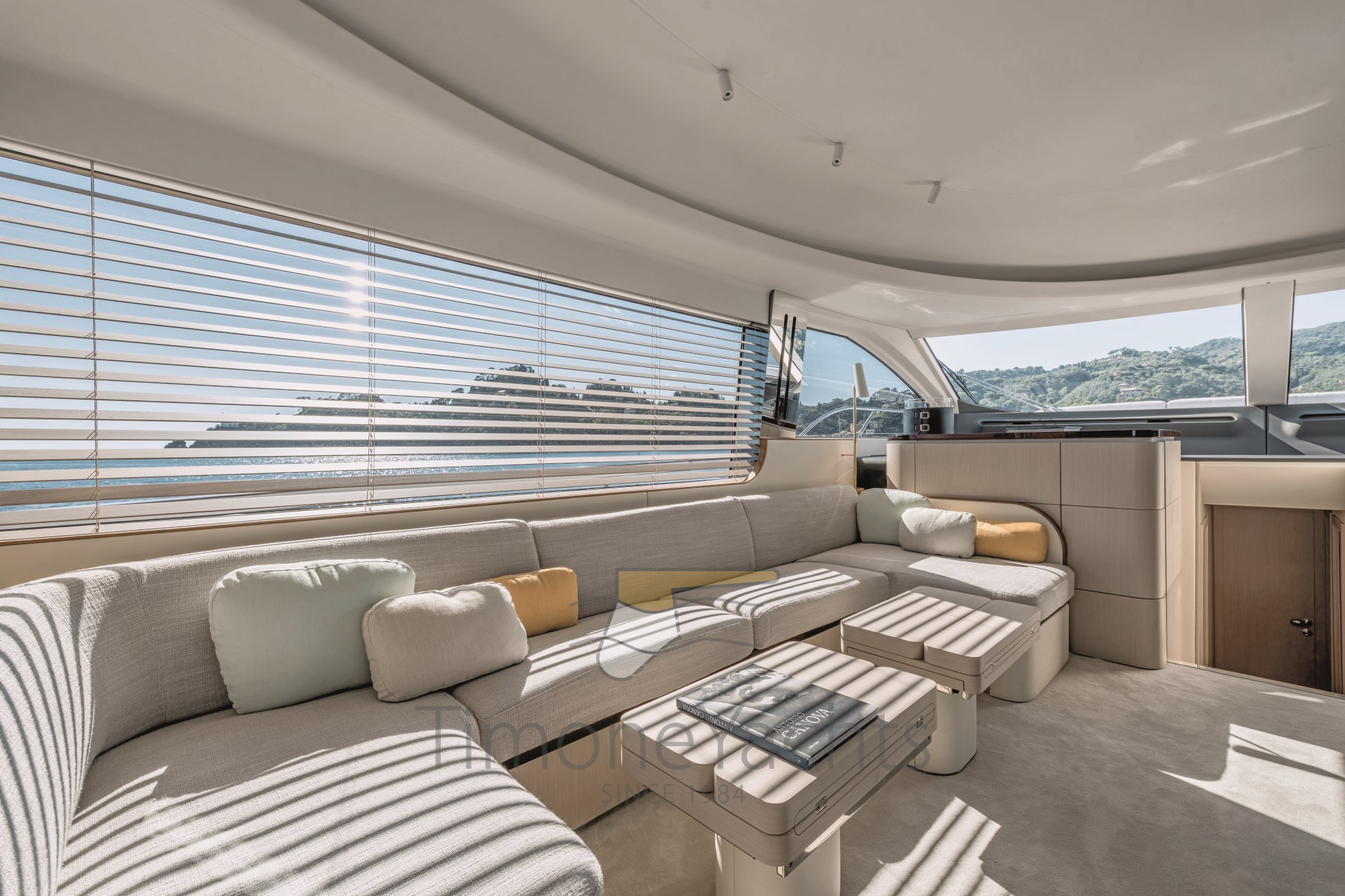 AZIMUT FLY 68 INTERNI SALONE
