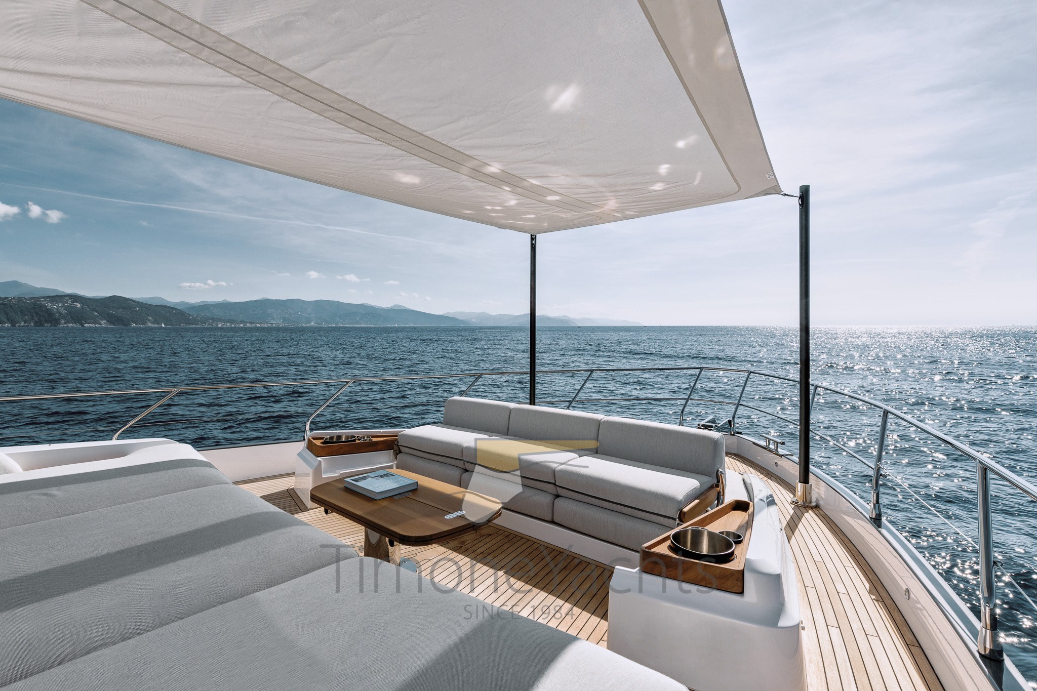 AZIMUT FLY 68 ESTERNI PRUA