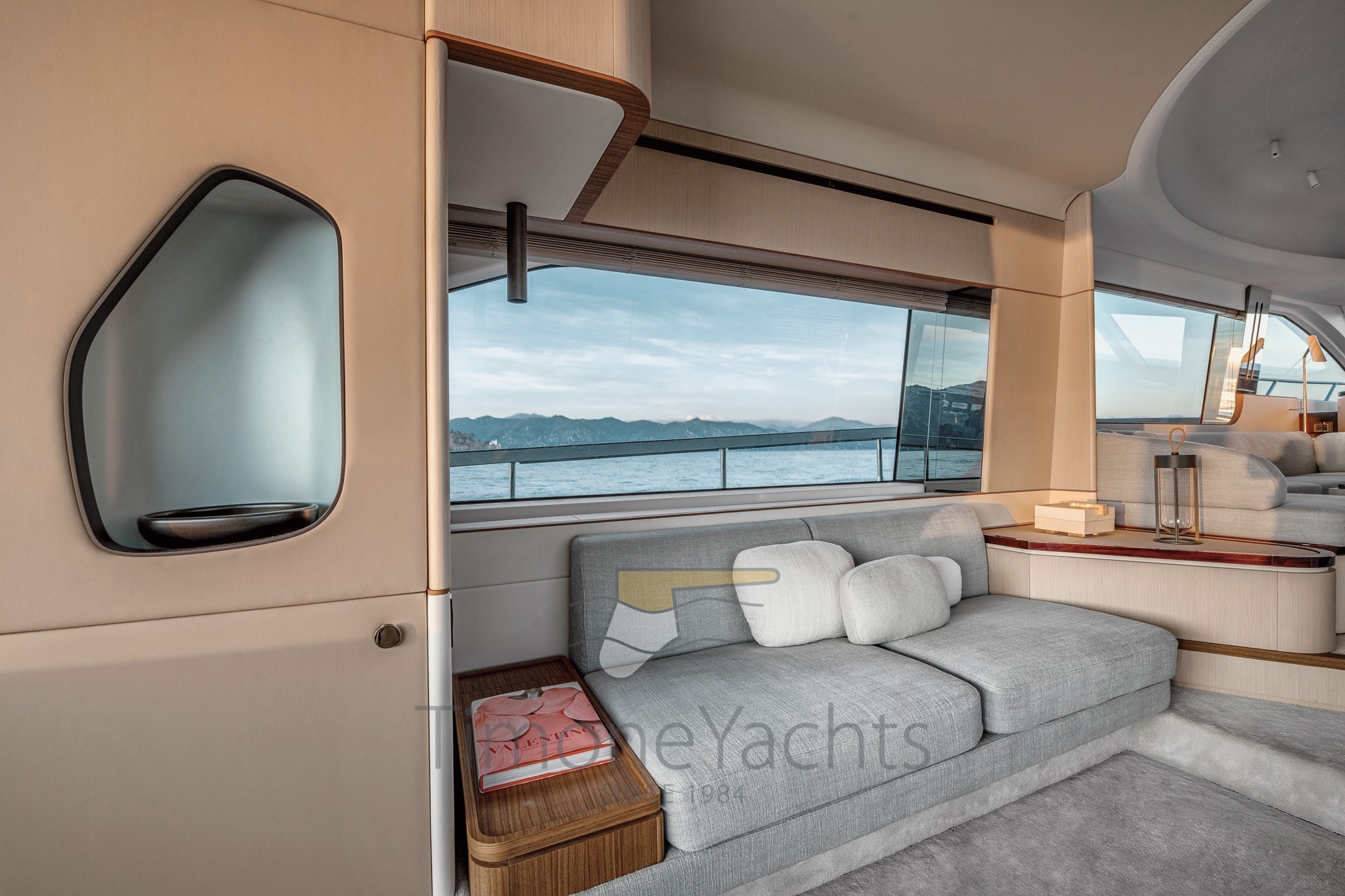 AZIMUT FLY 68 INTERNI SALONE