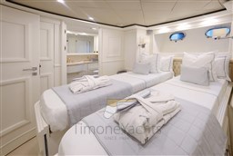 yacht-ziacanaia-convertibile-sea__sea_charter-3.jpg