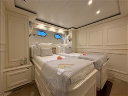 Custom Line Navetta 30 (2003) Timone Yachts