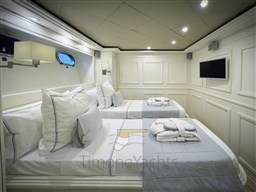 yacht-ziacanaia-convertibile-sea__sea_charter-4.jpg