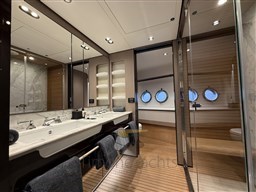 Azimut Grande 27 M - Master head