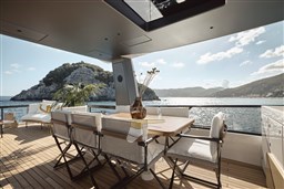 F82 Flybridge 4 - dimensioni grandi.jpeg