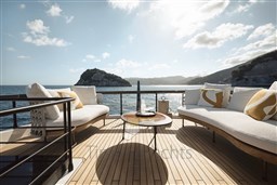 F82 Flybridge 1 - dimensioni grandi.jpeg