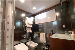 eabc0150-f141-11eb-b760-ad3d022d383c-EMERA-Superyacht-for-sale-charter-20.jpg