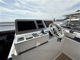 Azimut Grande 27 M - Helm on fly