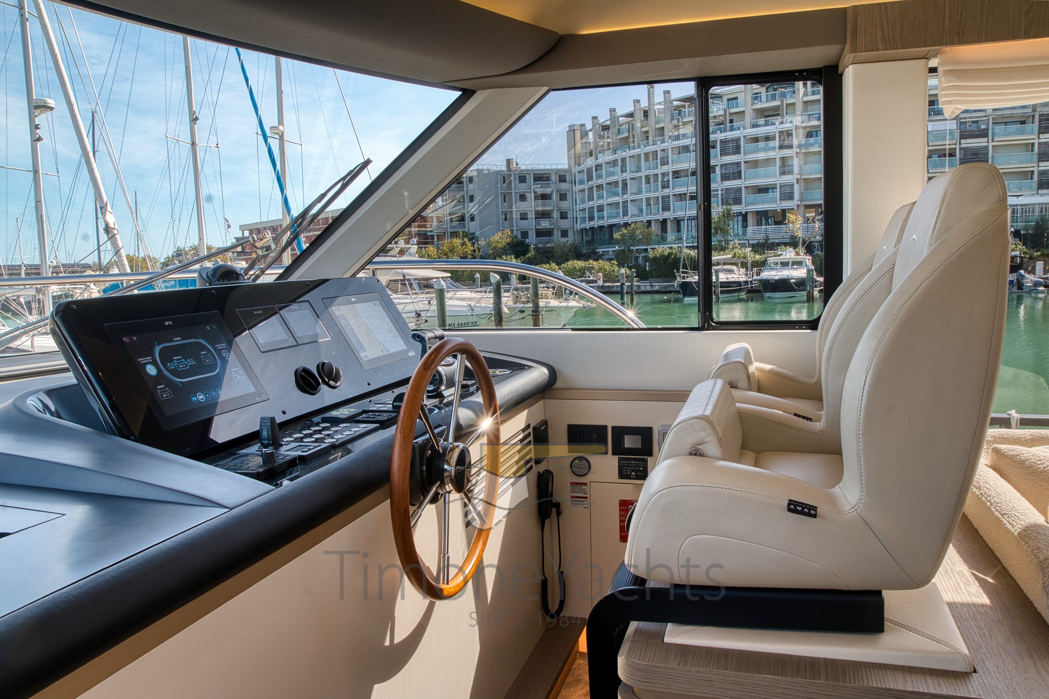 AZIMUT MAGELLANO 60 INTERNI PLANCIA DI COMANDO