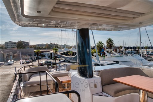 AZIMUT MAGELLANO 60 ESTERNI FLYBRIDGE