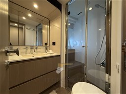 Azimut 72 Fly - Guest head