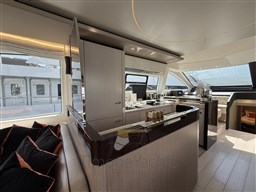 Azimut 72 Fly - Galley