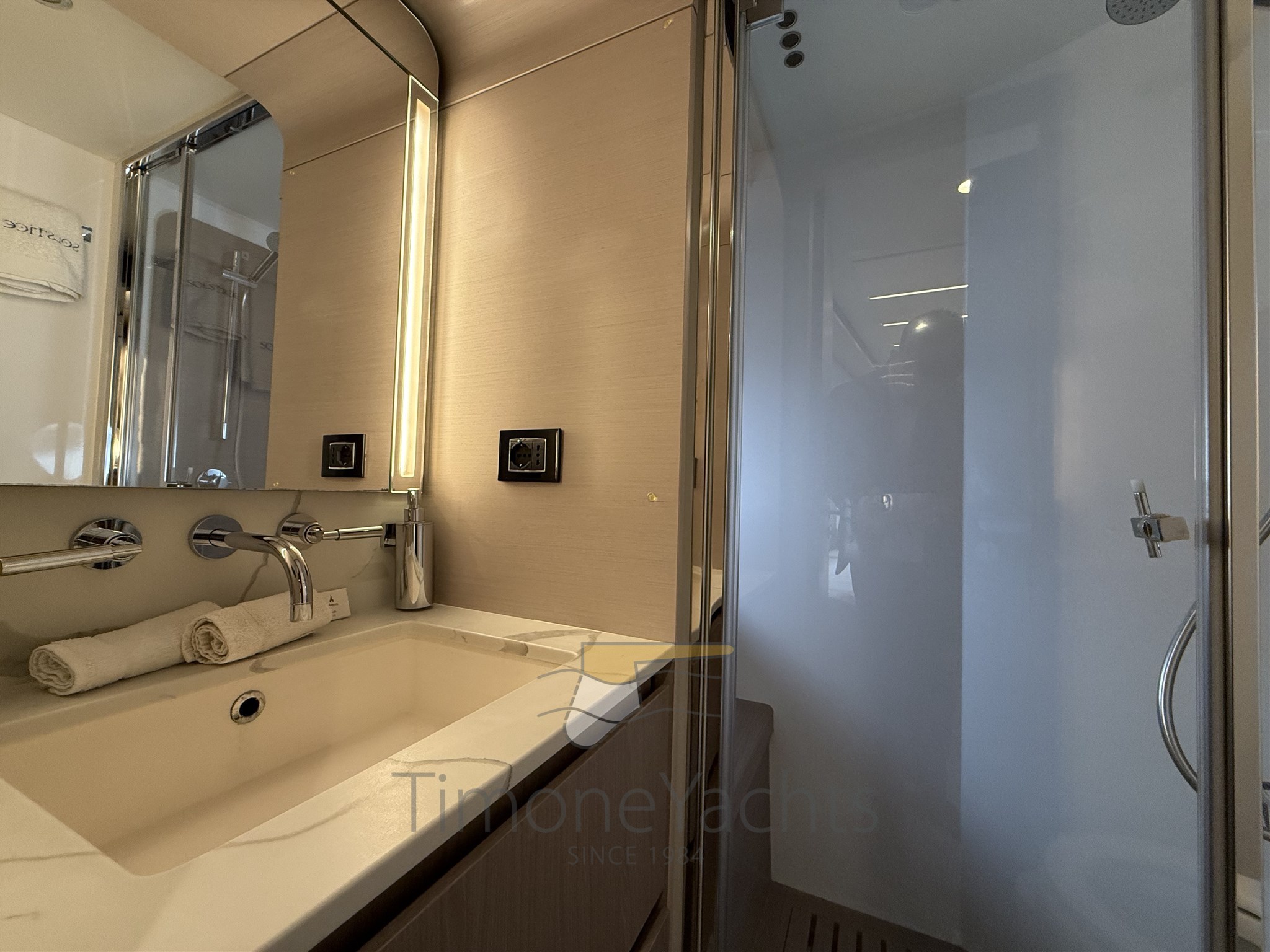 Azimut 72 Fly - Guest head