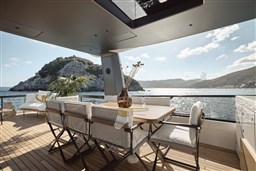 F82 Flybridge 4 - dimensioni grandi.jpeg