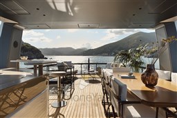 F82 Flybridge 3 - dimensioni grandi.jpeg